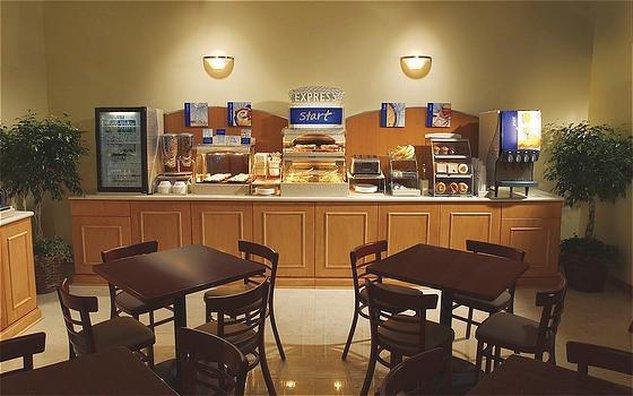 Holiday Inn Express Newton By Ihg Екстериор снимка