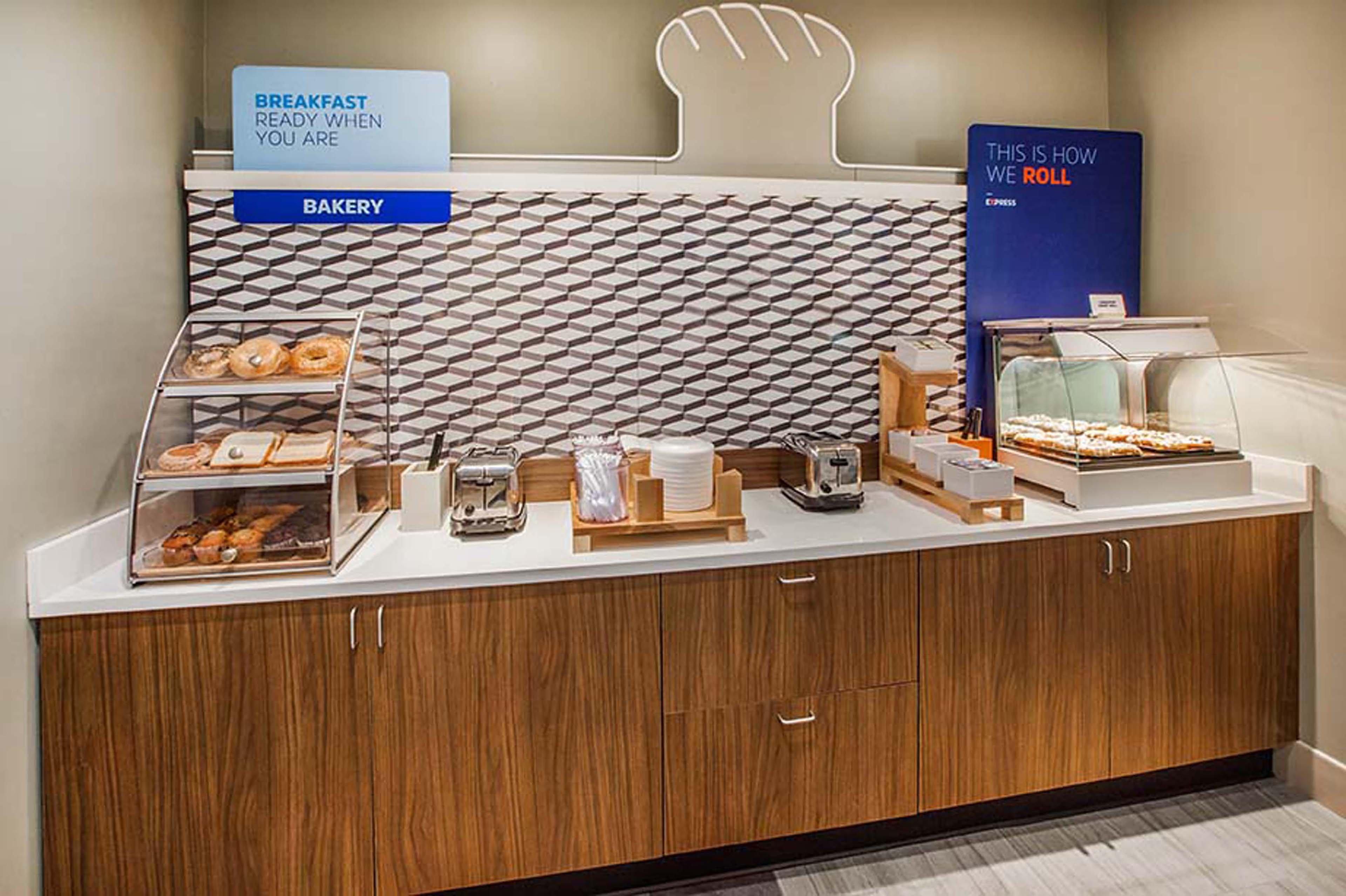 Holiday Inn Express Newton By Ihg Екстериор снимка