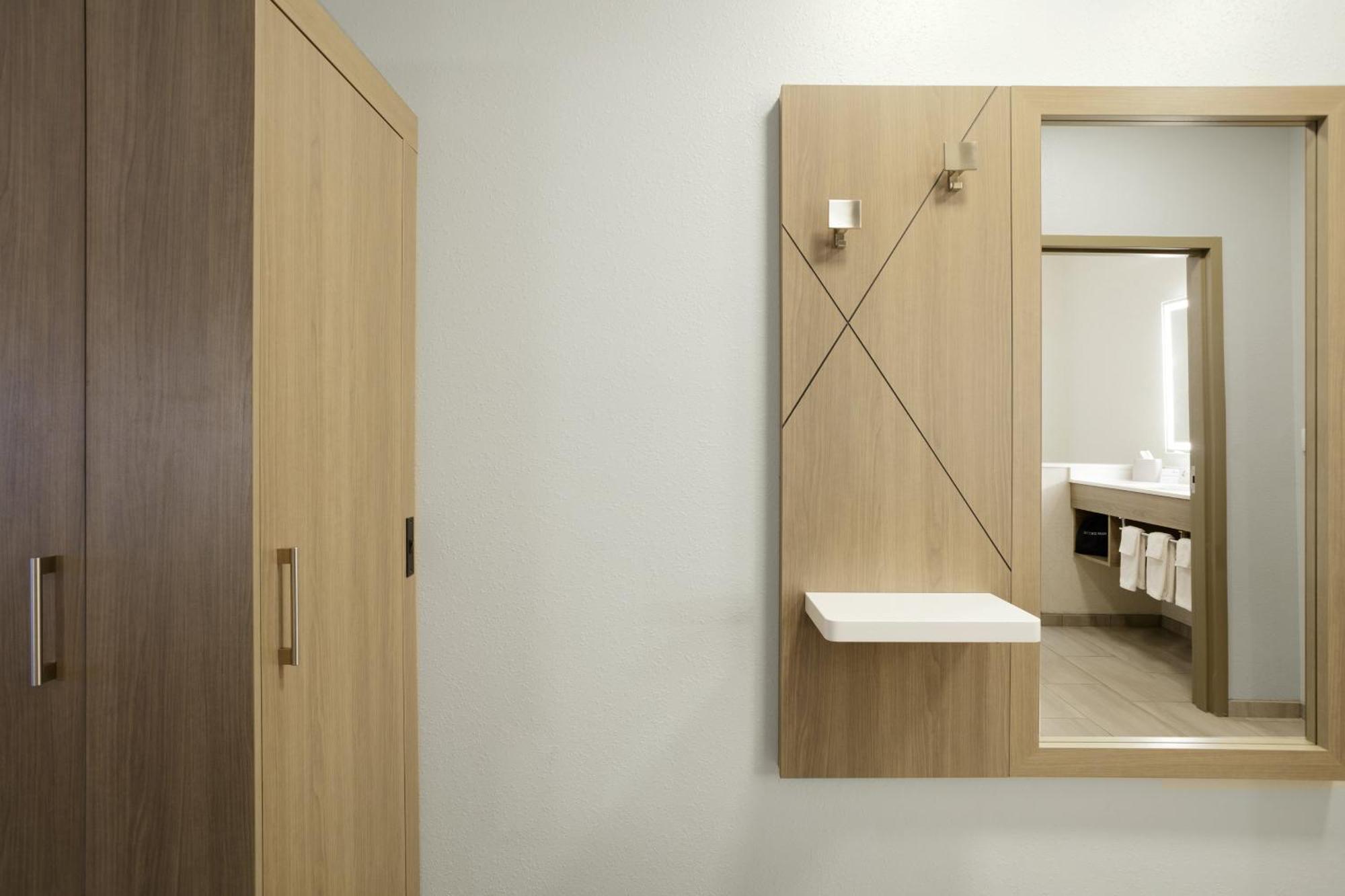 Holiday Inn Express Newton By Ihg Екстериор снимка