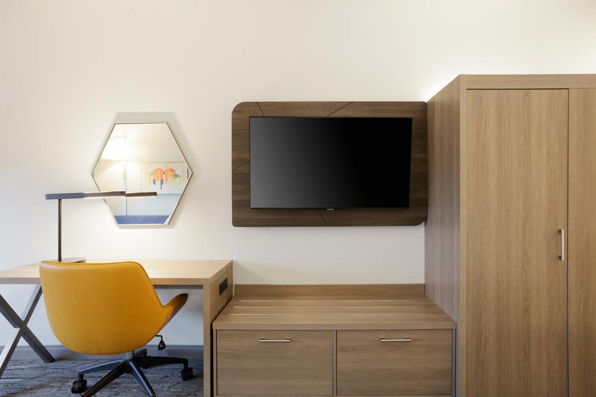 Holiday Inn Express Newton By Ihg Екстериор снимка