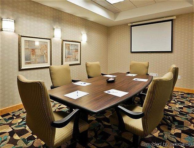 Holiday Inn Express Newton By Ihg Съоръжения снимка